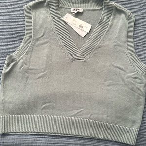 **NWT** 525 America Women’s Sleeveless Sweater Vest. Size large